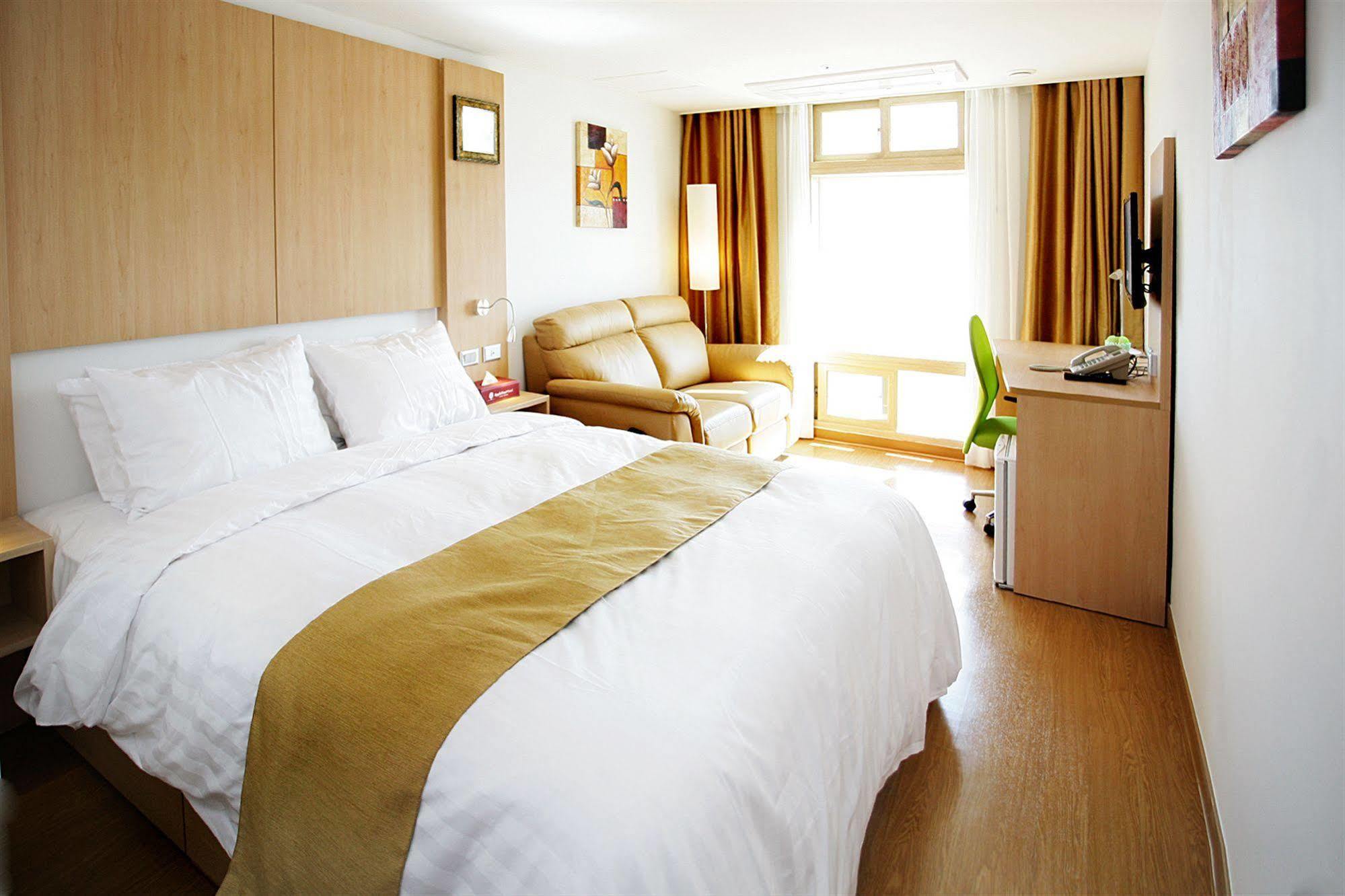Gunsan Apple Tree Hotel ภายนอก รูปภาพ